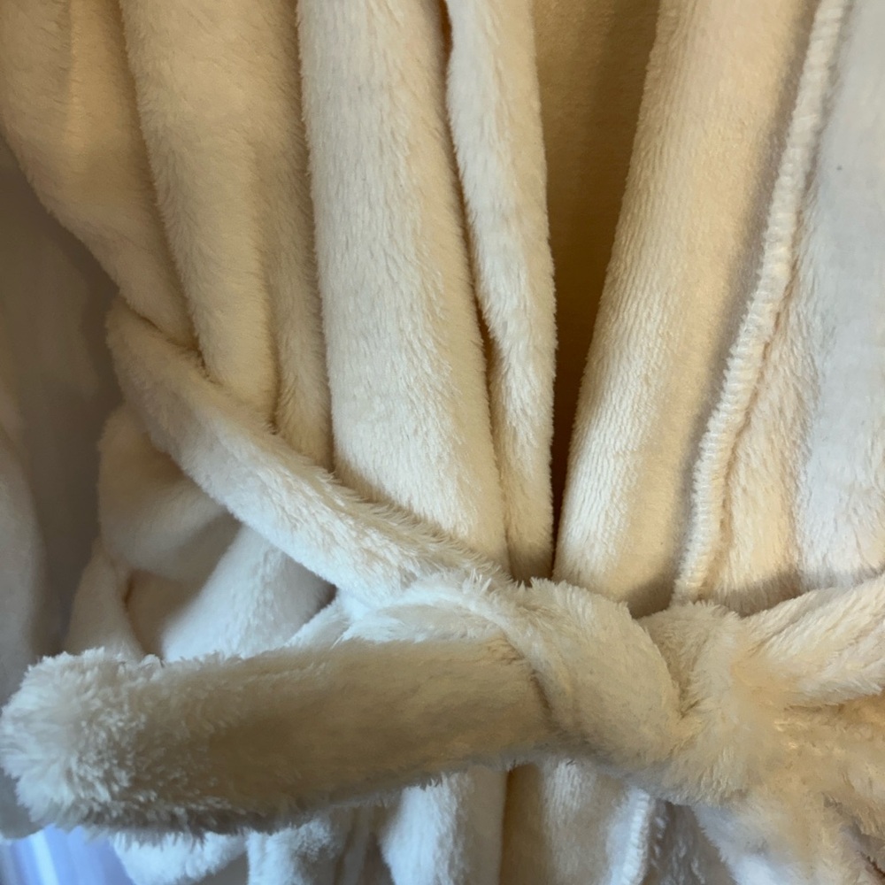 Old Navy Fluffy Robe - NWT - Picture 2 of 6